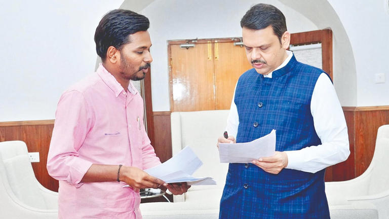 मुख्यमंत्री देवेंद्र फडणवीस यांच्याकडे 'जयतु कृष्णे' अभियानासाठी निवेदन देताना राकेश दड्डणावर